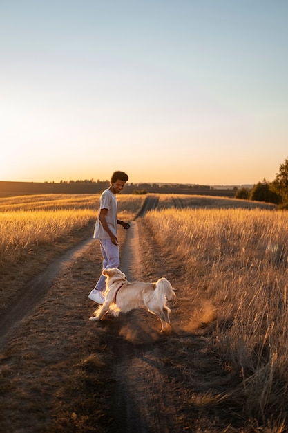 Full shot homme jouant avec un chien