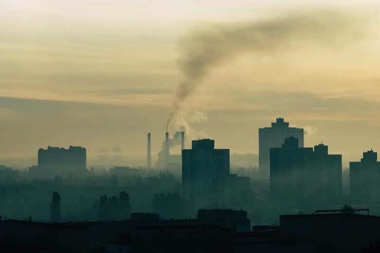 Photo fume émise par l'usine contre le ciel au coucher du soleil