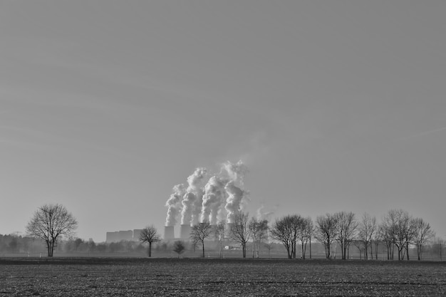 Photo fume émise par l'usine contre un ciel clair