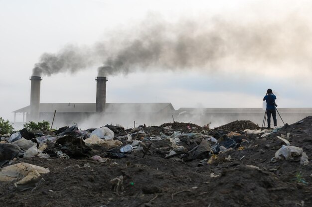 Photo fume émise par l'usine contre le ciel