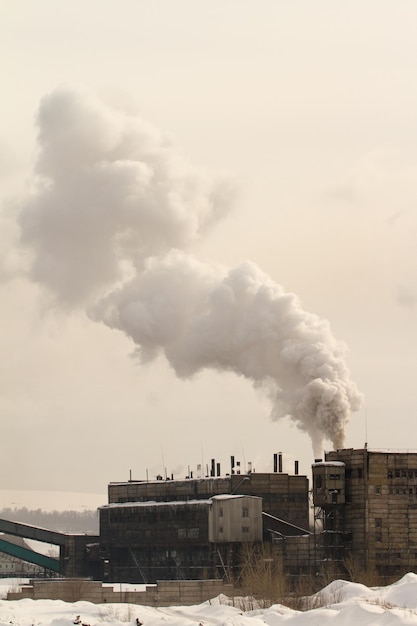 Photo fume émise de l'usine contre le ciel
