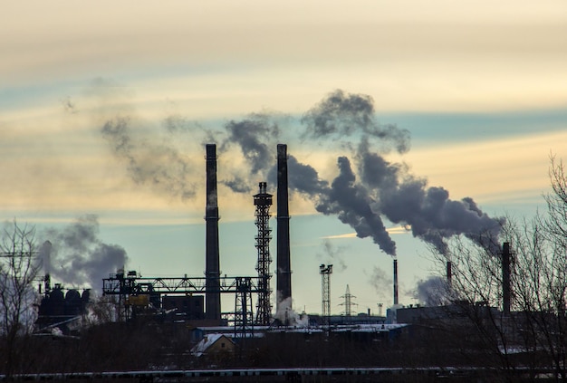 Fume émise de l'usine contre le ciel