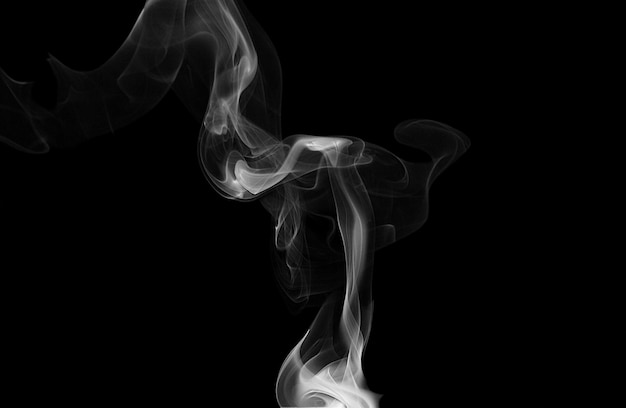Fume sur un fond noir
