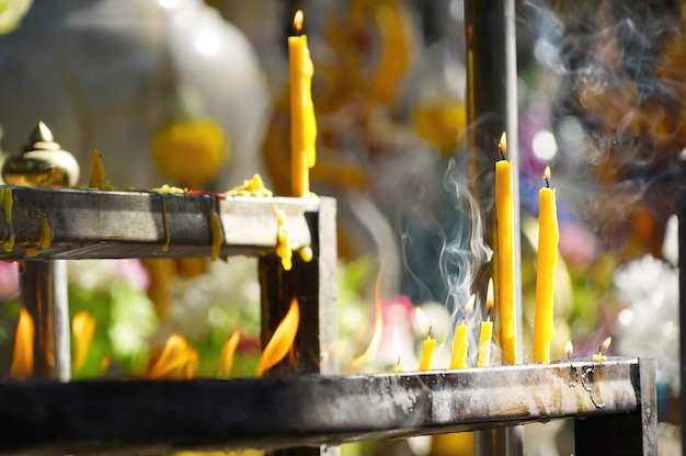 fumée bâton d&#39;encens religieux asiatique croire odeur