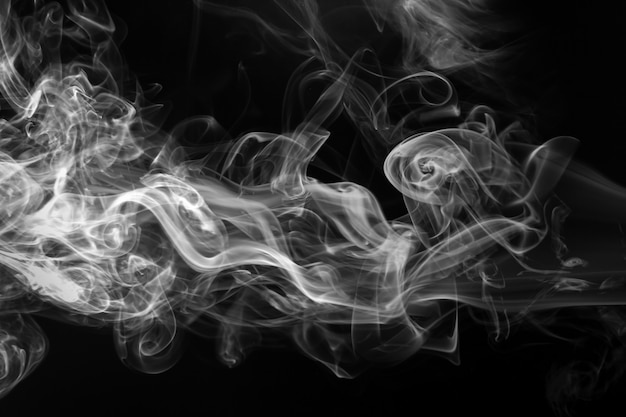 Fumée blanche sur fond noir, concept d&#39;obscurité