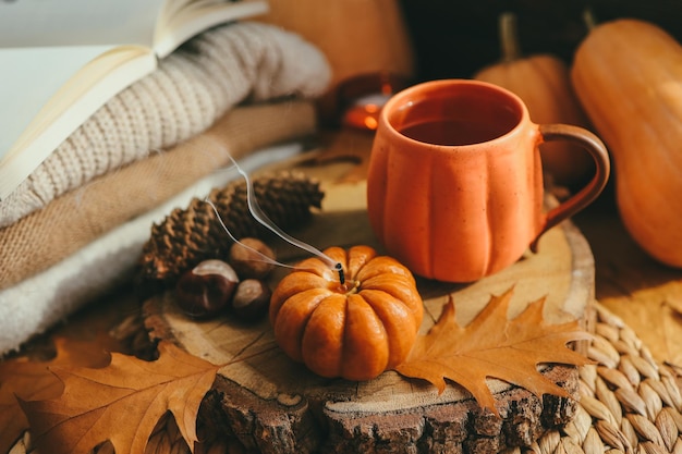 Fumée d'une bougie éteinte et d'une tasse de thé composition d'automne