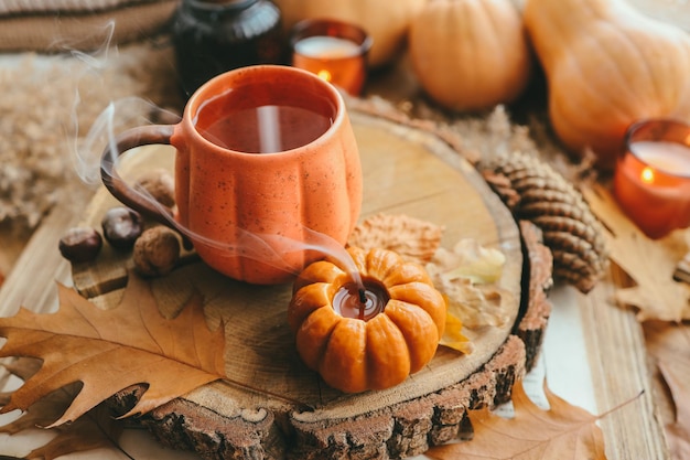 Fumée d'une bougie éteinte et d'une tasse de thé composition d'automne