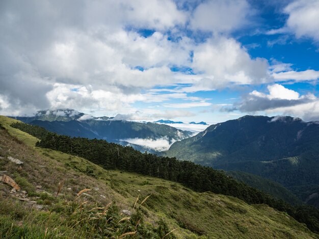 Fumée et brouillard sur les paysages. belles montagnes avec un ciel bleu