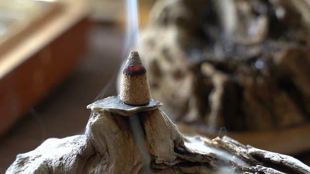 Fumée de brûleur d'encens aromatique