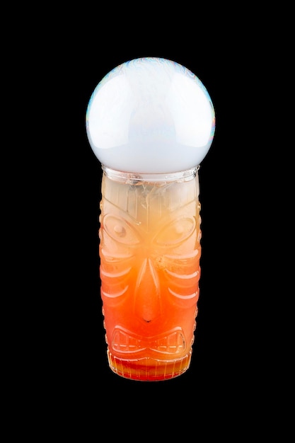 Fumée bulle orange cocktail sur fond noir isolé