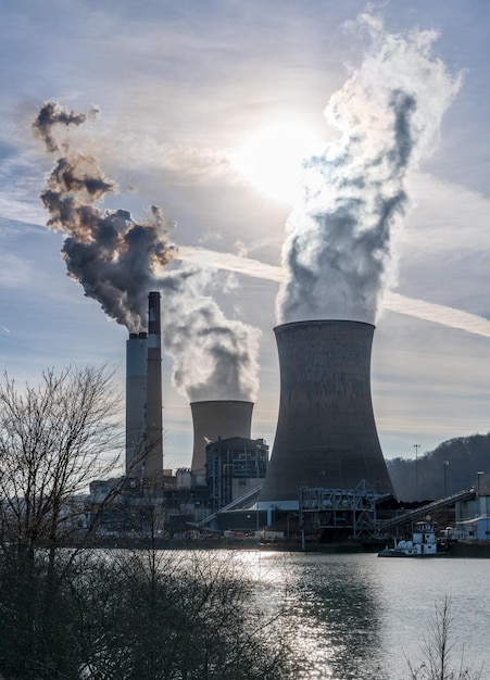La fumée de la centrale électrique au charbon