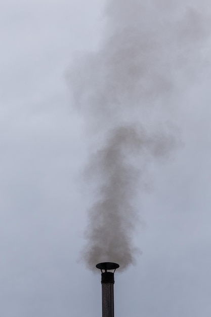 Fumée d'une cheminée contre le ciel