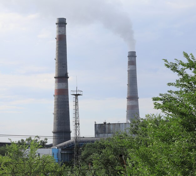 fumée des cheminées industrielles sur le paysage