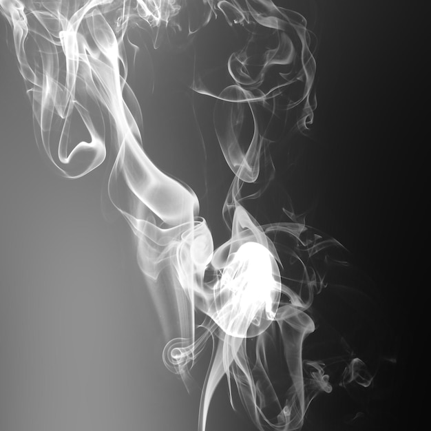 Fumée de cigarette sur le mur noir