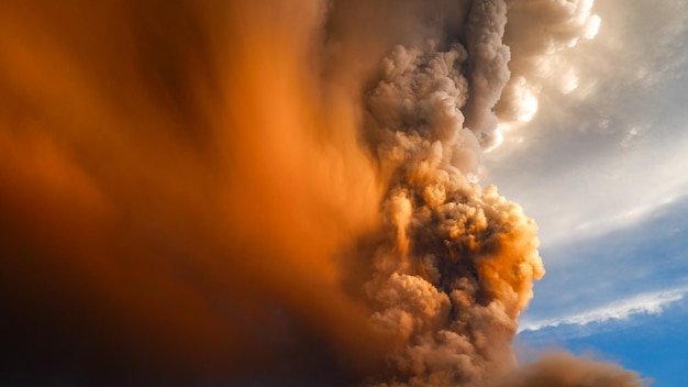 La fumée émise par la montagne volcanique contre le ciel