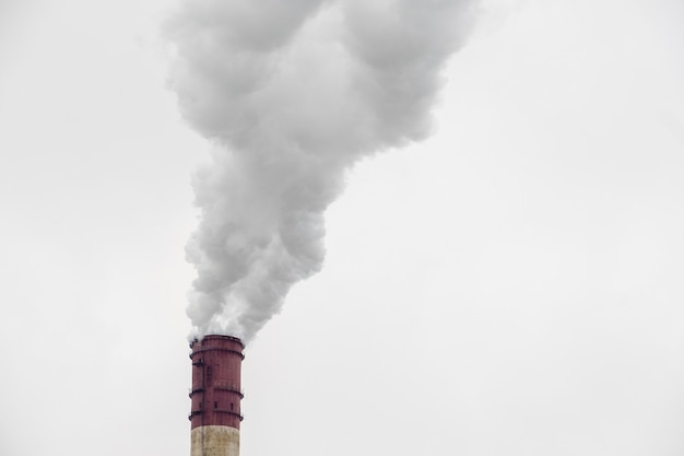 Fumée de gros tuyau industriel