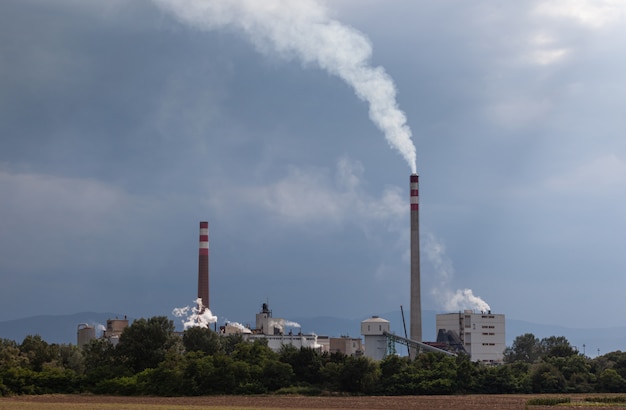 Fumée industrielle de cheminée sur ciel nuageux