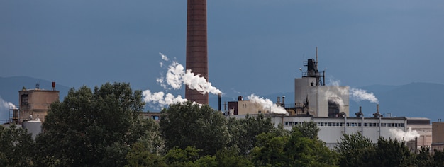 Fumée industrielle de cheminée sur ciel nuageux