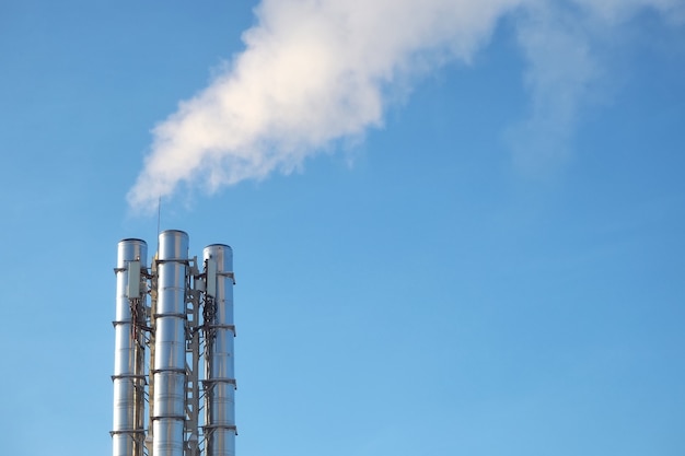 Fumée des pipes contre le ciel bleu