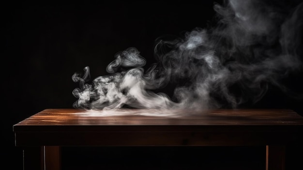 La fumée s'élève d'une table en bois sur un fond noir.