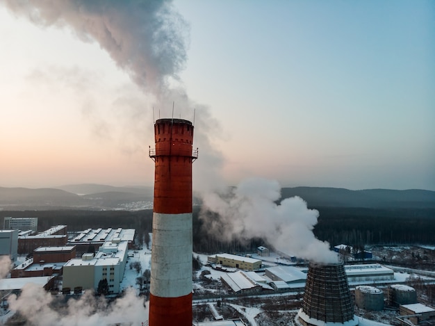 La fumée sort d'un grand tuyau d'usine