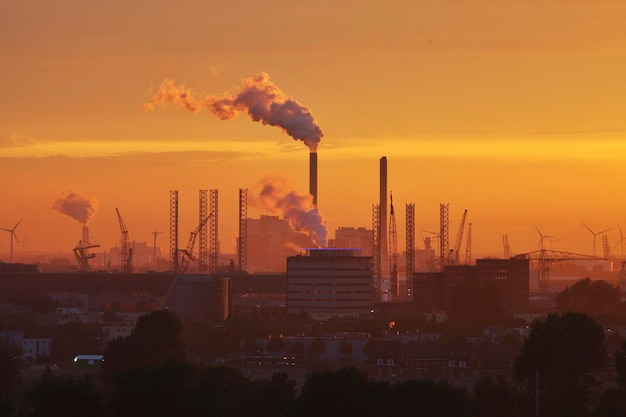 La fumée sortant de la cheminée contre le ciel