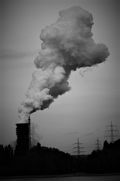 Photo la fumée sortant de la cheminée contre le ciel