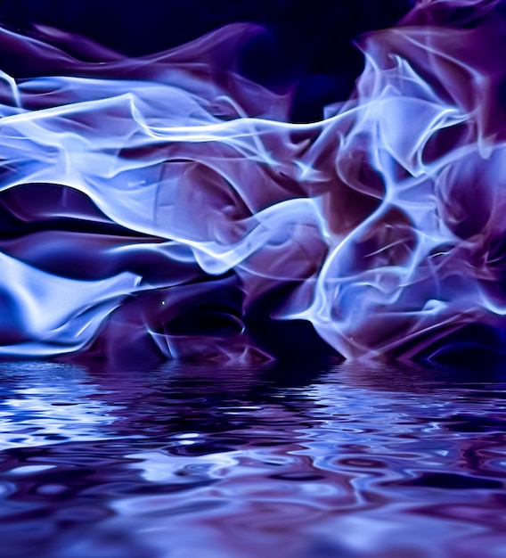 Photo fumée violette abstraite dans l'eau comme arrière-plan magique minimal et conception de flux