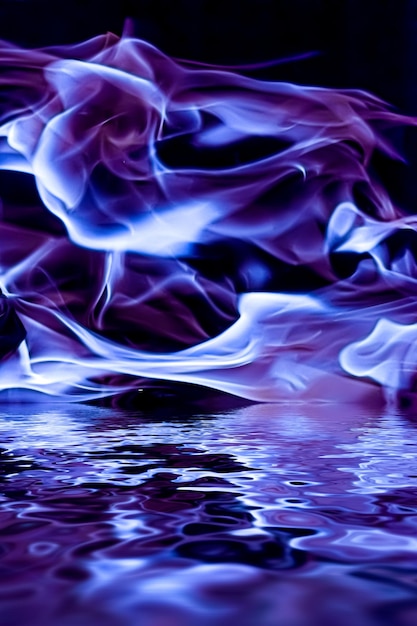 Photo fumée violette abstraite dans l'eau comme arrière-plan magique minimal et conception de flux