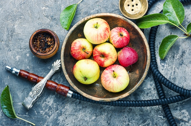 Fumer le narguilé à la pomme