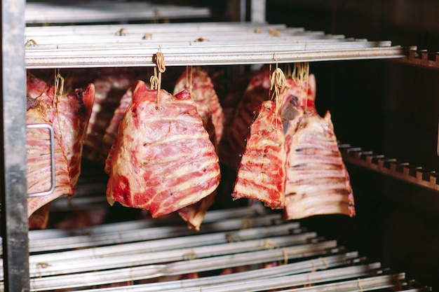 Fumer de la viande dans le fumoir.