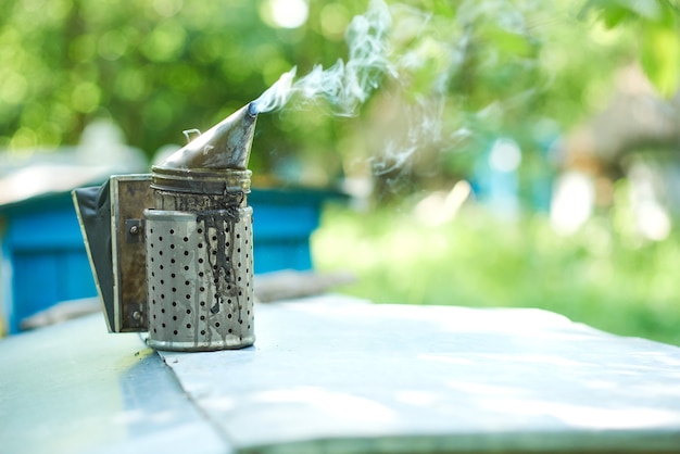 Fumeur d'abeille en métal à l'ancienne au rucher