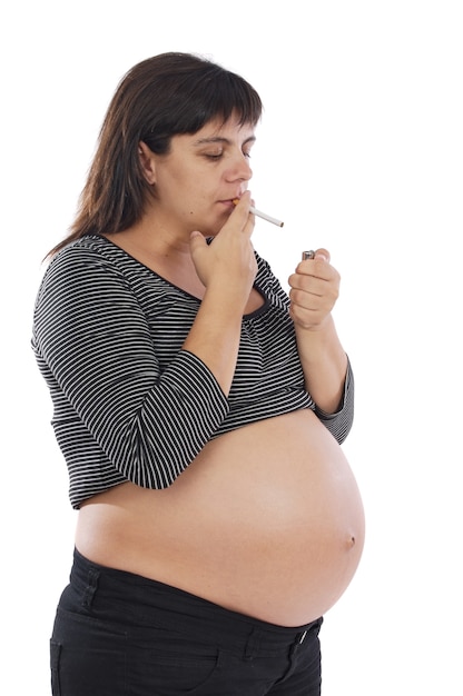 Photo fumeur enceinte sur un fond blanc