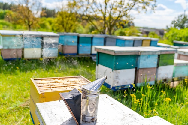 Fumoir agricole pour ruche. Matériel apicole pour nid d'abeilles.