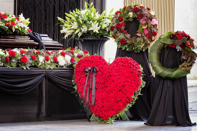 Funeral, joliment décoré avec des arrangements floraux cercueil, gros plan