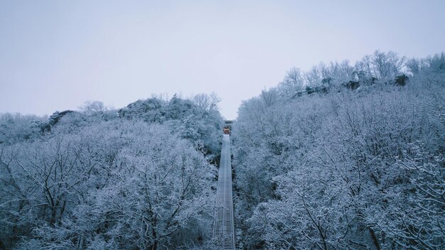 Photo le funiculaire sur une colline enneigée à winter stock photo