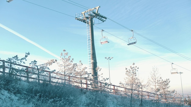 Funiculaire de concept d'hiver atteignant la station dans les montagnes