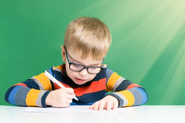 Funny boy enfant avec des lunettes écrit Gros plan