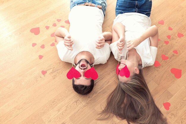 Funny couple couvert les yeux avec des coeurs rouges Valentines concept