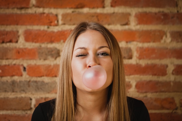 Funny girl faire une pompe avec un bubble-gum