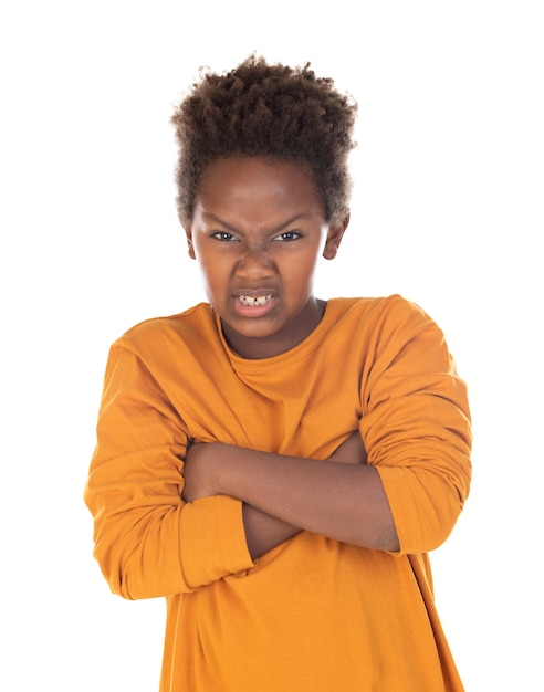 Funny kid aux cheveux afro isolé sur un mur blanc