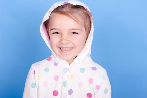 Funny kid girl wear hood hoodie sur fond bleu