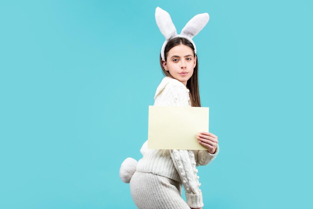 Funny lapin bunny girl avec du papier pour le texte Copy spase