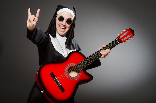 Funny nonne avec guitare rouge