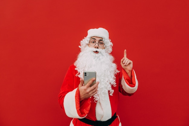 Funny Santa Claus à l'aide d'un téléphone