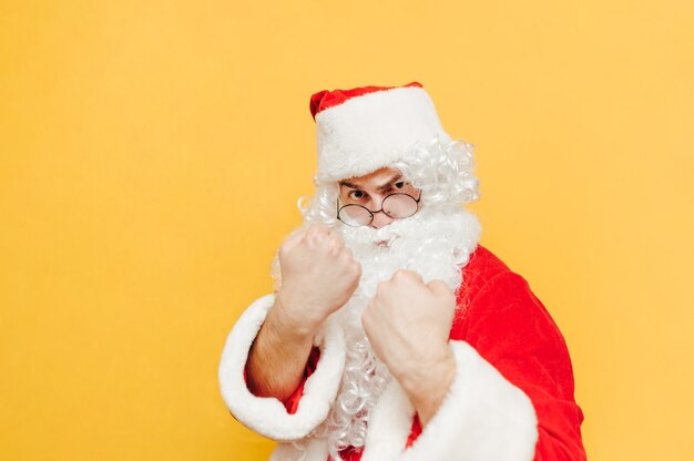 Funny Santa Claus sur fond jaune