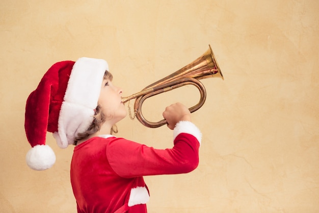 Photo funny santa kid avec corne. concept de vacances de noël