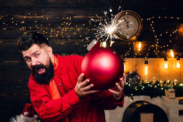 Funny Santa souhaite un joyeux Noël et une bonne année. Explosion étincelante. Père Noël hipster. Texte de la bombe