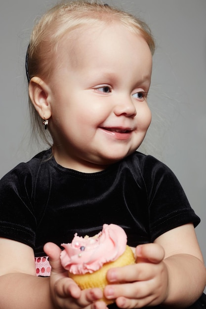 Funny smiling enfant fille avec gâteau