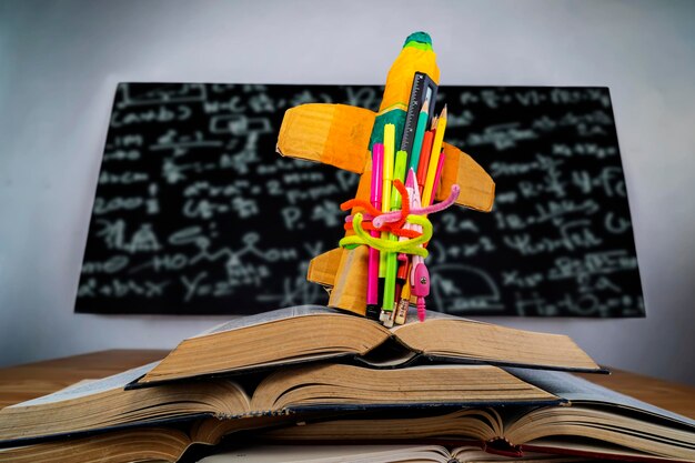 Fusée créative avec des crayons colorés et des livres sur le bureau